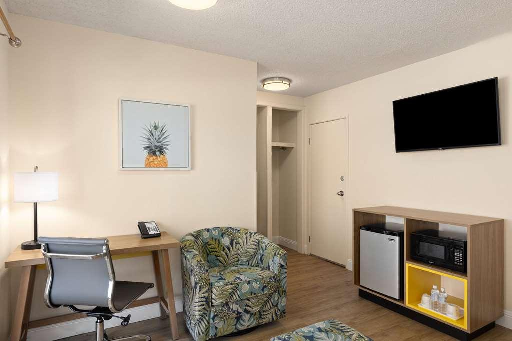 Days Inn By Wyndham Maui Oceanfront Вайлеа Номер фото