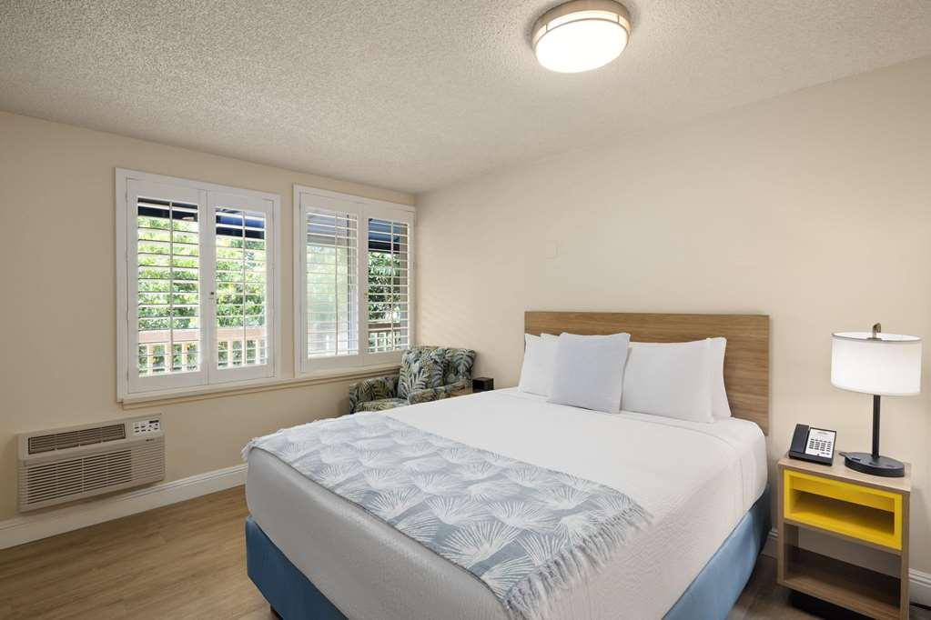 Days Inn By Wyndham Maui Oceanfront Вайлеа Номер фото
