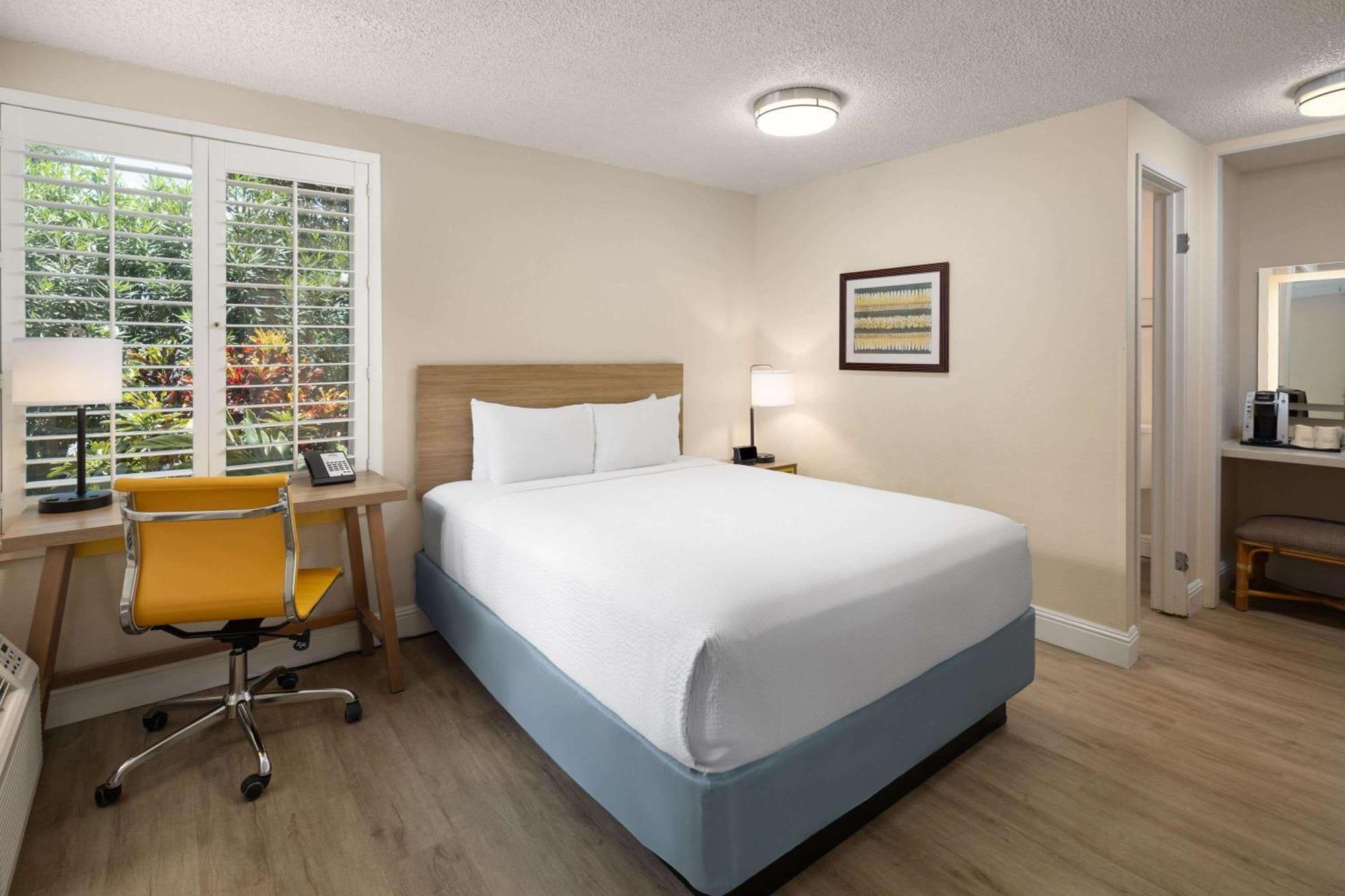 Days Inn By Wyndham Maui Oceanfront Вайлеа Екстер'єр фото