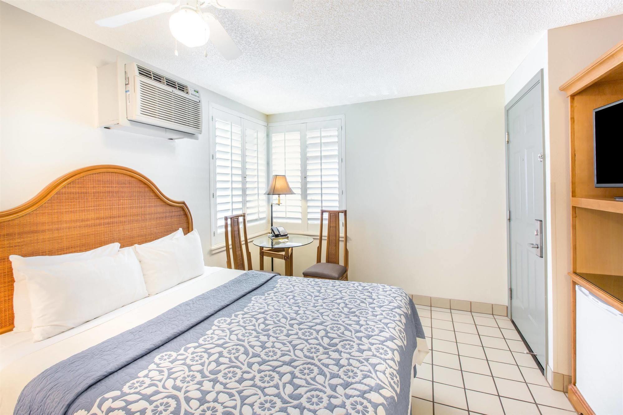 Days Inn By Wyndham Maui Oceanfront Вайлеа Екстер'єр фото