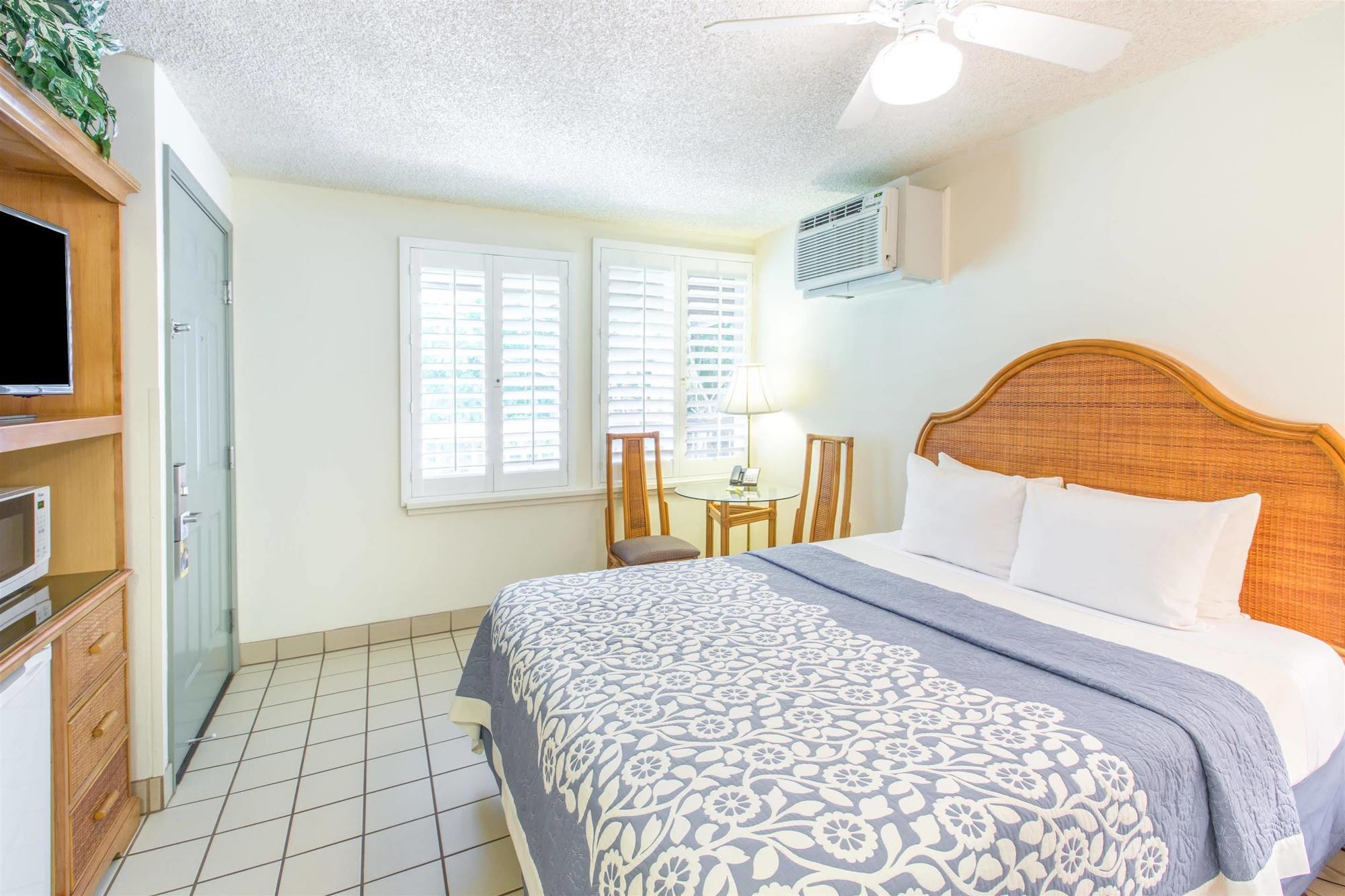 Days Inn By Wyndham Maui Oceanfront Вайлеа Екстер'єр фото